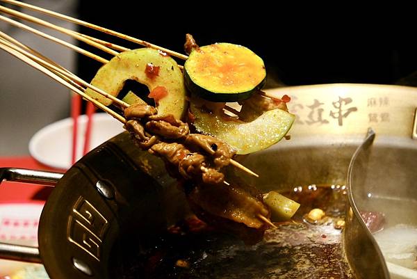 台北必吃麻辣鴛鴦串串鍋!壹直串麻辣鴛鴦:新鮮食材、豐富選擇,