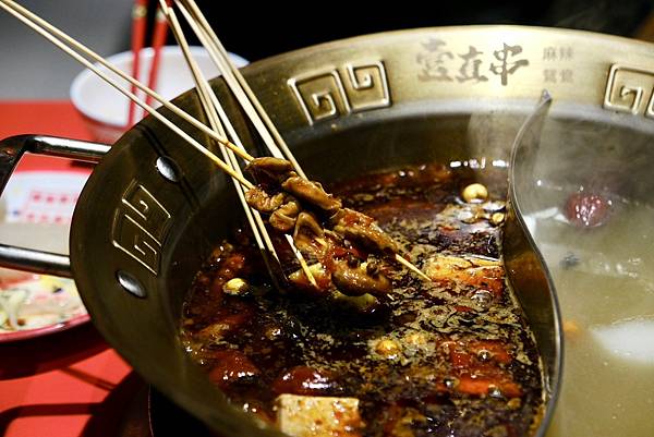 台北必吃麻辣鴛鴦串串鍋!壹直串麻辣鴛鴦:新鮮食材、豐富選擇,