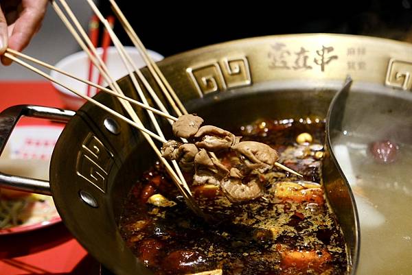 台北必吃麻辣鴛鴦串串鍋!壹直串麻辣鴛鴦:新鮮食材、豐富選擇,