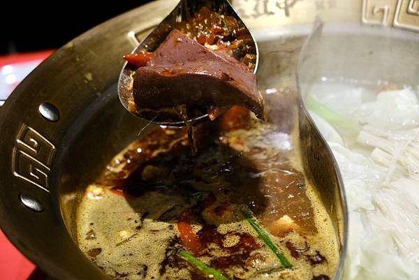 台北必吃麻辣鴛鴦串串鍋!壹直串麻辣鴛鴦:新鮮食材、豐富選擇,