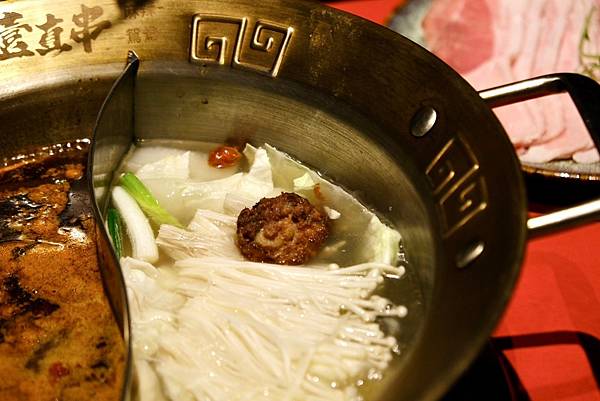 台北必吃麻辣鴛鴦串串鍋!壹直串麻辣鴛鴦:新鮮食材、豐富選擇,