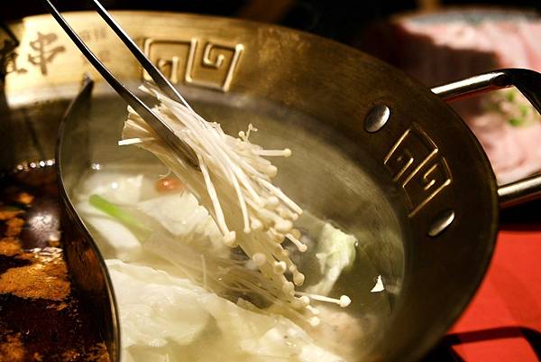 台北必吃麻辣鴛鴦串串鍋!壹直串麻辣鴛鴦:新鮮食材、豐富選擇,