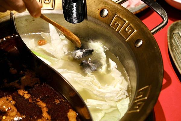 台北必吃麻辣鴛鴦串串鍋!壹直串麻辣鴛鴦:新鮮食材、豐富選擇,