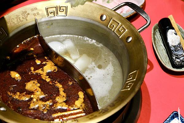 台北必吃麻辣鴛鴦串串鍋!壹直串麻辣鴛鴦:新鮮食材、豐富選擇,