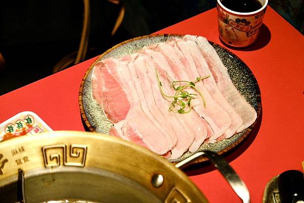 台北必吃麻辣鴛鴦串串鍋!壹直串麻辣鴛鴦:新鮮食材、豐富選擇,