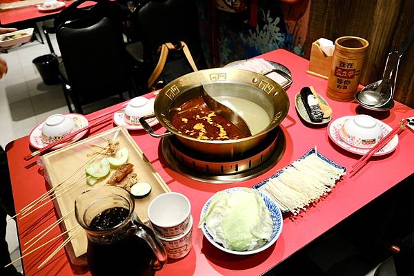 台北必吃麻辣鴛鴦串串鍋!壹直串麻辣鴛鴦:新鮮食材、豐富選擇,