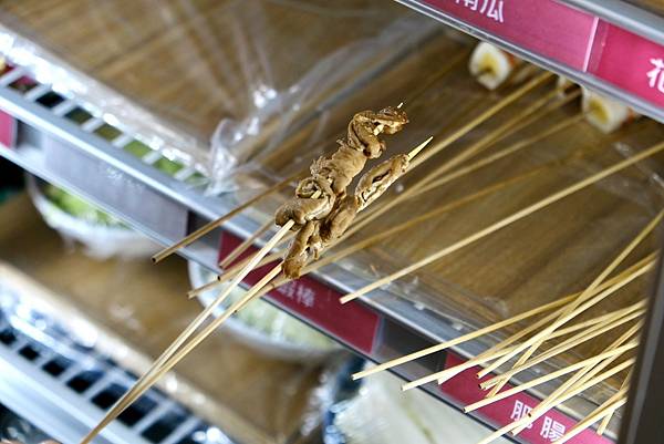 台北必吃麻辣鴛鴦串串鍋!壹直串麻辣鴛鴦:新鮮食材、豐富選擇,