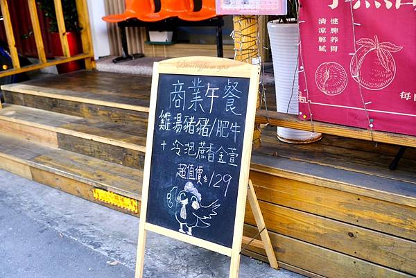板橋必吃烏雞米線!涼拌海帶絲、口水雞、紅油炒手到金湯肥牛,樣