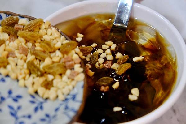 板橋必吃烏雞米線!涼拌海帶絲、口水雞、紅油炒手到金湯肥牛,樣