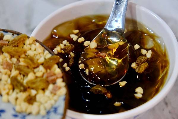 板橋必吃烏雞米線!涼拌海帶絲、口水雞、紅油炒手到金湯肥牛,樣
