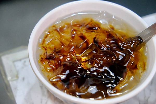 板橋必吃烏雞米線!涼拌海帶絲、口水雞、紅油炒手到金湯肥牛,樣