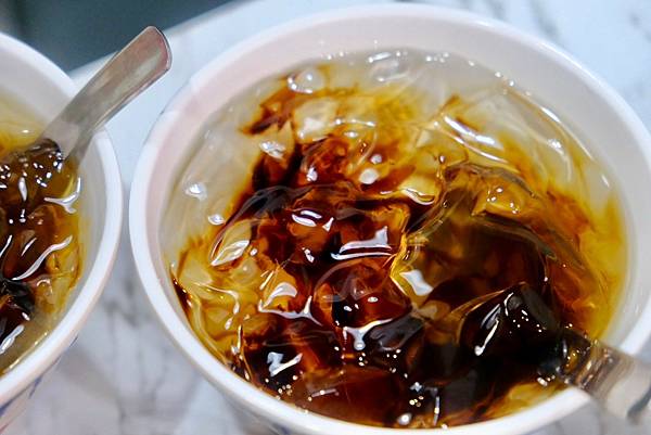 板橋必吃烏雞米線!涼拌海帶絲、口水雞、紅油炒手到金湯肥牛,樣