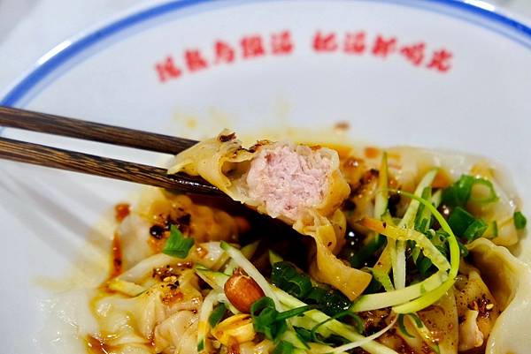 板橋必吃烏雞米線!涼拌海帶絲、口水雞、紅油炒手到金湯肥牛,樣