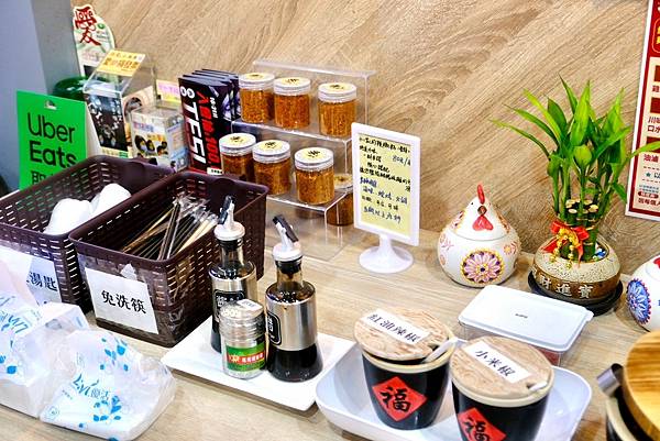 板橋必吃烏雞米線!涼拌海帶絲、口水雞、紅油炒手到金湯肥牛,樣