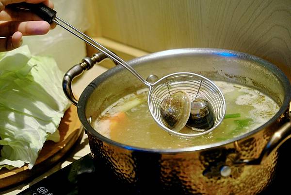 壹之壹日式鍋物:爆香石頭鍋、綜合海鮮盤、壽喜燒搭配澳洲板腱牛