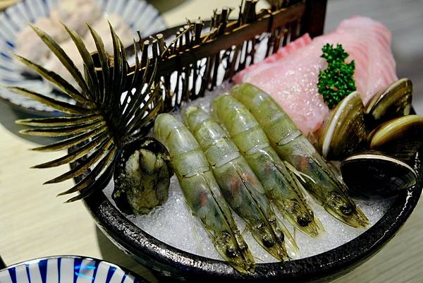 壹之壹日式鍋物:爆香石頭鍋、綜合海鮮盤、壽喜燒搭配澳洲板腱牛