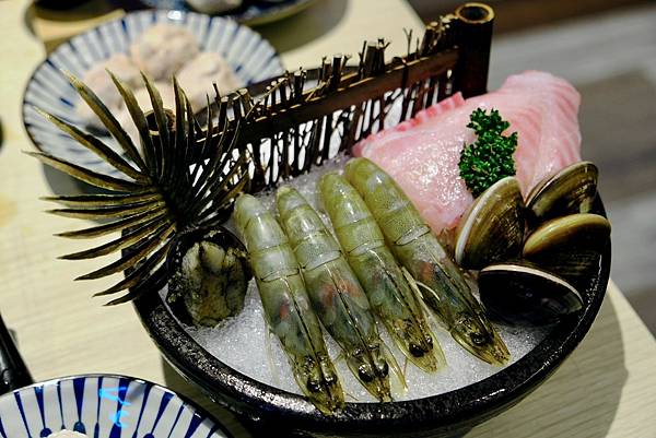 壹之壹日式鍋物:爆香石頭鍋、綜合海鮮盤、壽喜燒搭配澳洲板腱牛