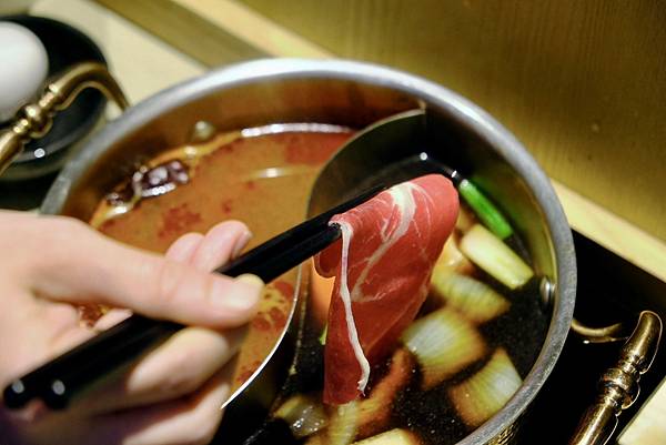 壹之壹日式鍋物:爆香石頭鍋、綜合海鮮盤、壽喜燒搭配澳洲板腱牛