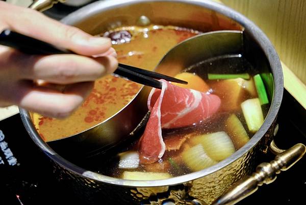 壹之壹日式鍋物:爆香石頭鍋、綜合海鮮盤、壽喜燒搭配澳洲板腱牛