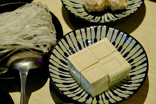 壹之壹日式鍋物:爆香石頭鍋、綜合海鮮盤、壽喜燒搭配澳洲板腱牛