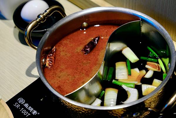 壹之壹日式鍋物:爆香石頭鍋、綜合海鮮盤、壽喜燒搭配澳洲板腱牛