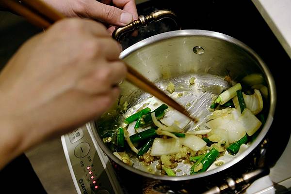 壹之壹日式鍋物:爆香石頭鍋、綜合海鮮盤、壽喜燒搭配澳洲板腱牛