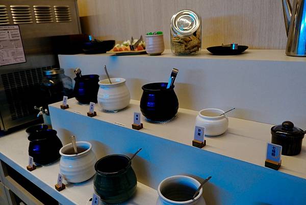 壹之壹日式鍋物:爆香石頭鍋、綜合海鮮盤、壽喜燒搭配澳洲板腱牛