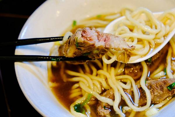 【板橋巷弄必吃牛肉麵】吾時•食:清燉湯頭極品、五椒麻辣湯底超