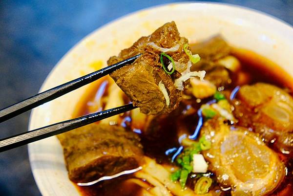 【板橋巷弄必吃牛肉麵】吾時•食:清燉湯頭極品、五椒麻辣湯底超