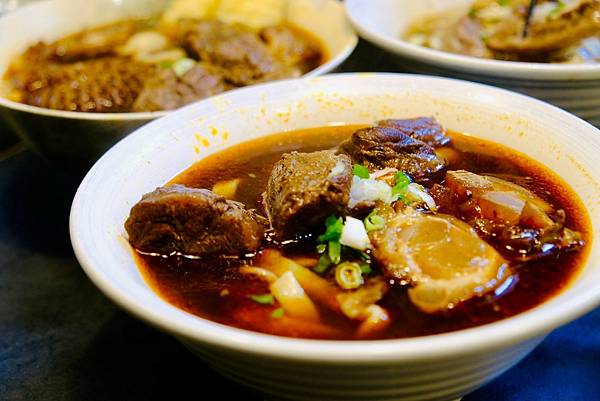 【板橋巷弄必吃牛肉麵】吾時•食:清燉湯頭極品、五椒麻辣湯底超