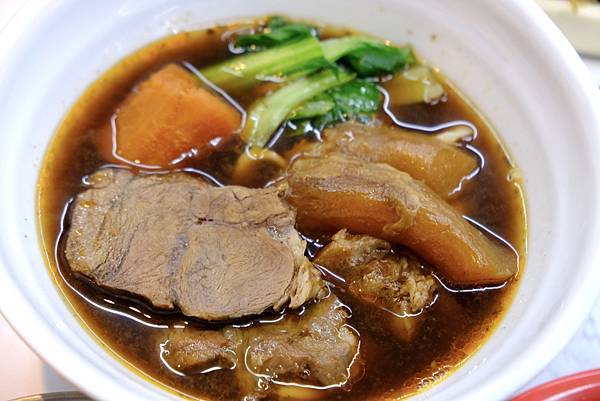 三重這家牛肉麵太狂🔥!紅燒湯頭超濃郁,刀削麵Q彈過癮,牛肉大
