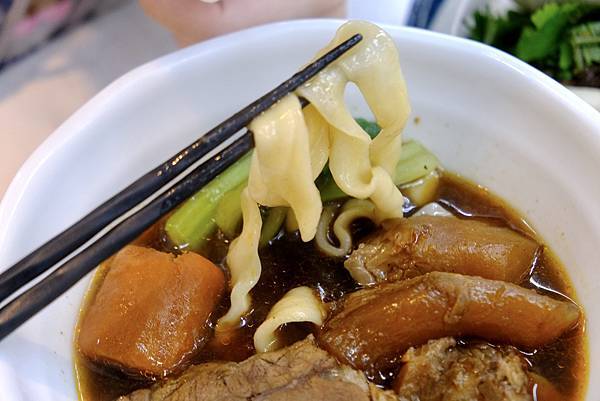 三重這家牛肉麵太狂🔥!紅燒湯頭超濃郁,刀削麵Q彈過癮,牛肉大