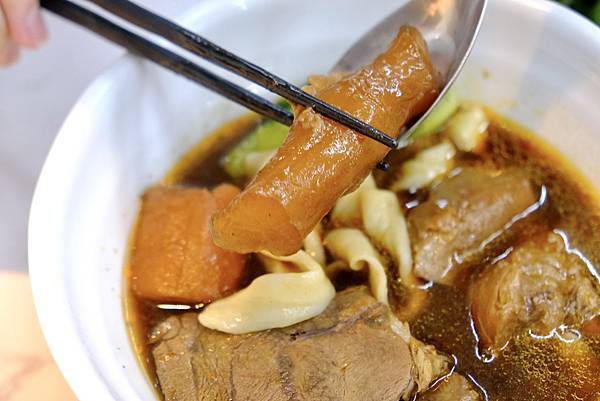 三重這家牛肉麵太狂🔥!紅燒湯頭超濃郁,刀削麵Q彈過癮,牛肉大