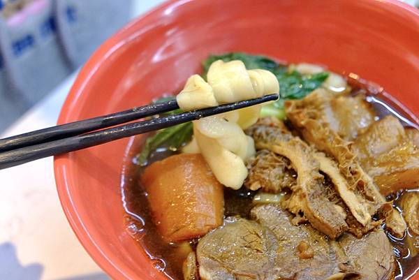 三重這家牛肉麵太狂🔥!紅燒湯頭超濃郁,刀削麵Q彈過癮,牛肉大