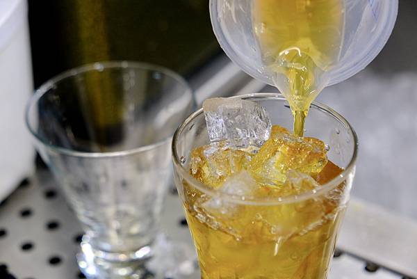 台北東區超人氣手搖飲沫茗手作茶專売!🍵 抹茶控天堂,必喝金箔