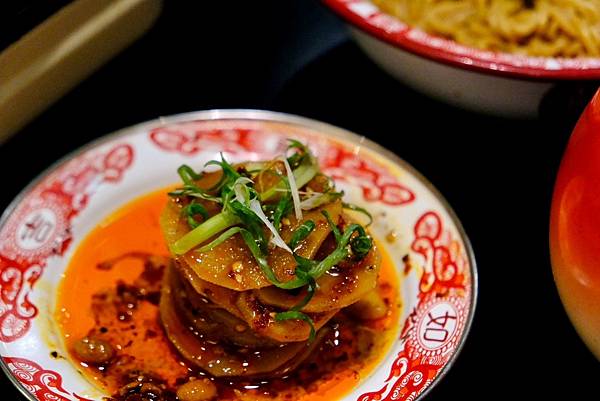 聚面|台北最狂宵夜🔥 麻辣串串+川味麵食,一試成主顧!生日還