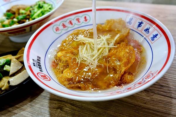 三重牛肉麵大爆發!🍜🍖 順興牛肉麵專賣店,讓你吃到扶牆走!甜