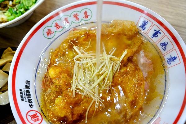 三重牛肉麵大爆發!🍜🍖 順興牛肉麵專賣店,讓你吃到扶牆走!甜