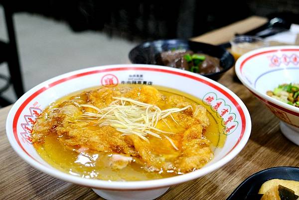 三重牛肉麵大爆發!🍜🍖 順興牛肉麵專賣店,讓你吃到扶牆走!甜