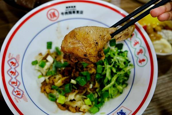 三重牛肉麵大爆發!🍜🍖 順興牛肉麵專賣店,讓你吃到扶牆走!甜
