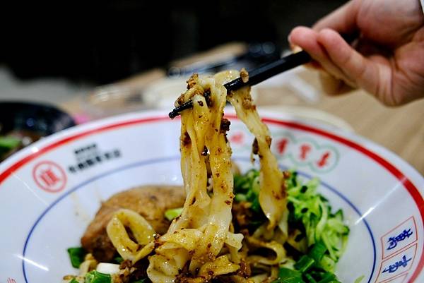 三重牛肉麵大爆發!🍜🍖 順興牛肉麵專賣店,讓你吃到扶牆走!甜