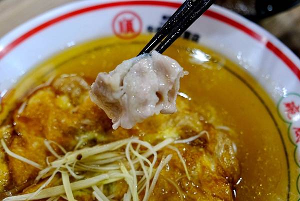 三重牛肉麵大爆發!🍜🍖 順興牛肉麵專賣店,讓你吃到扶牆走!甜