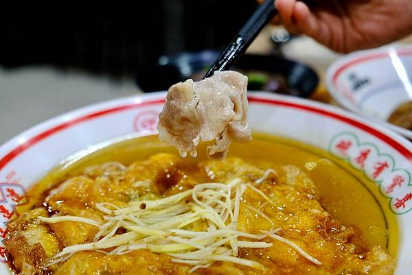 三重牛肉麵大爆發!🍜🍖 順興牛肉麵專賣店,讓你吃到扶牆走!甜