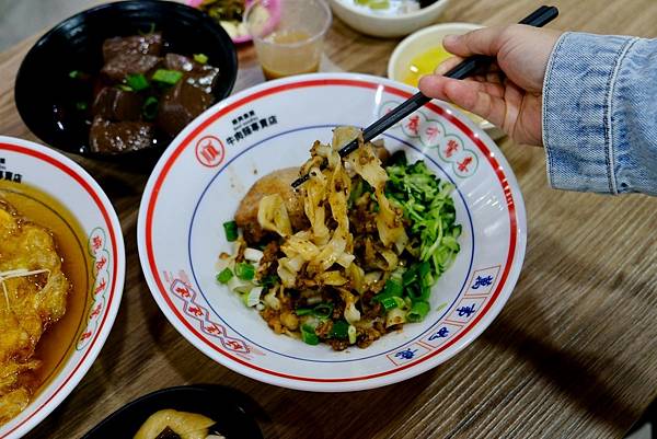 三重牛肉麵大爆發!🍜🍖 順興牛肉麵專賣店,讓你吃到扶牆走!甜