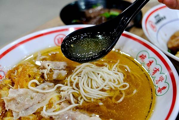 三重牛肉麵大爆發!🍜🍖 順興牛肉麵專賣店,讓你吃到扶牆走!甜