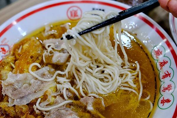 三重牛肉麵大爆發!🍜🍖 順興牛肉麵專賣店,讓你吃到扶牆走!甜