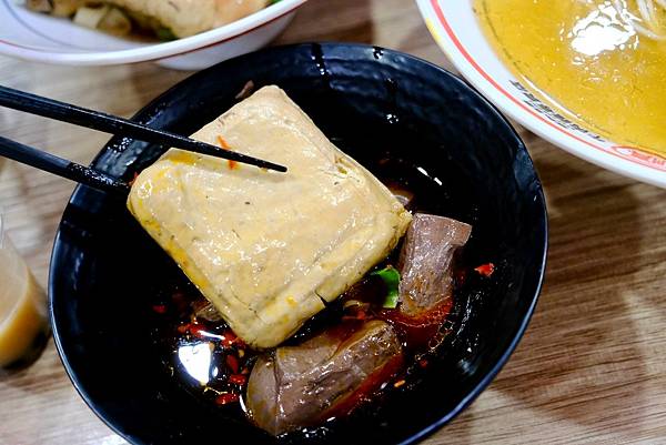 三重牛肉麵大爆發!🍜🍖 順興牛肉麵專賣店,讓你吃到扶牆走!甜