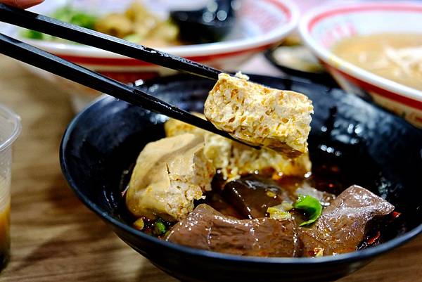 三重牛肉麵大爆發!🍜🍖 順興牛肉麵專賣店,讓你吃到扶牆走!甜