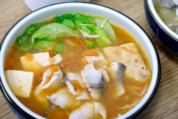 🍲板橋爆紅港式酸菜魚!白金湯太濃太讚🐟 酸香番茄魚片也超強🔥