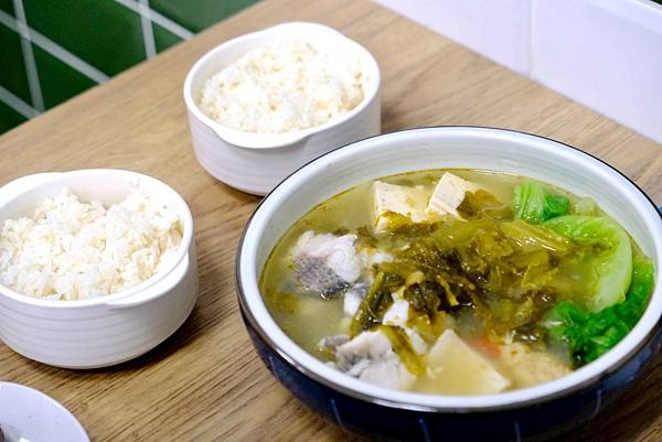🍲板橋爆紅港式酸菜魚!白金湯太濃太讚🐟 酸香番茄魚片也超強🔥